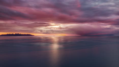Espectacular-Puesta-De-Sol-Sobre-El-Fiordo-En-La-Isla-De-Andoya,-Noruega
