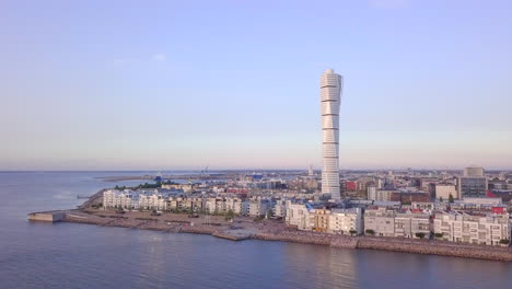 Malmo-Marina-Tower-Drone-Fly-Sehenswürdigkeit-Zur-Abendzeit