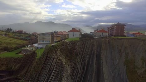 Zumaia-Apareciendo-En-La-Niebla-Detrás-Del-Acantilado