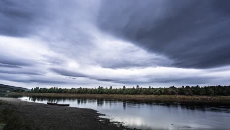 Nubes-Grises-Y-Sombrías-Que-Fluyen-Sobre-El-Río-Namsen