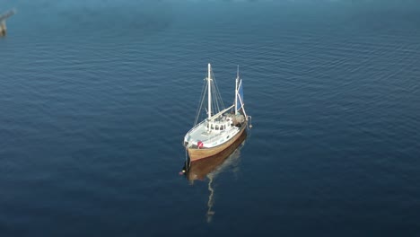 Ein-Segelboot,-Das-Im-Fjord-In-Der-Nähe-Des-Schlosses-Steinvikholm,-Trondelag,-Norwegen,-Festgemacht-Ist