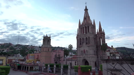 Cloudy-morning-sunrise-in-San-Miguel-de-Allende,-Guanajuato-Mexico,-Parroquia-de-San-Miguel-Arcángel,-clouds-background