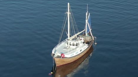 Ein-Segelboot,-Das-Im-Fjord-In-Der-Nähe-Des-Schlosses-Steinvikholm,-Norwegen,-Festgemacht-Ist