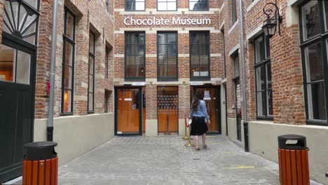 Mädchen-Zu-Fuß-Zum-Eingang-Eines-Schokoladenmuseums-In-Brüssel,-Belgien