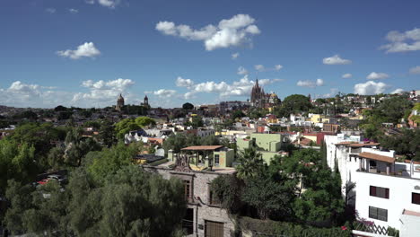 Amazing-San-Miguel-de-Allende,-Guanajuato,-Mexico,-time-lapse,-clouds,-Parroquia-de-San-Miguel-Arcángel-and-blue-background