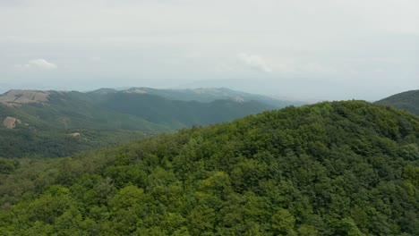 Luftaufnahme,-Die-über-Bewaldete-Berge-Und-Täler-In-Georgia-Fliegt