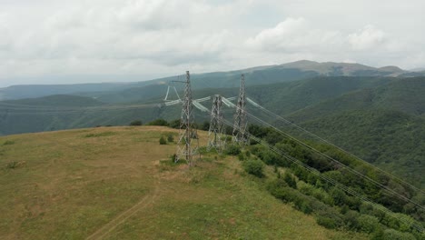 Vista-Aérea-De-Las-Torres-De-Transmisión-En-Las-Montañas-Georgianas