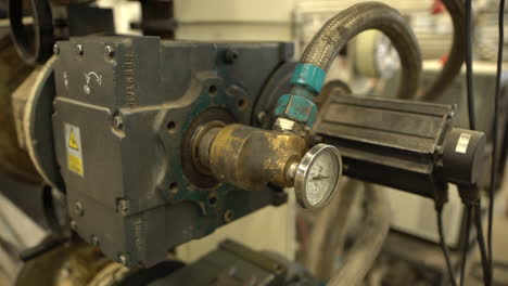 Slow-Dolly-In-Einer-Industriemaschine-Mit-Stahldruckschlauch