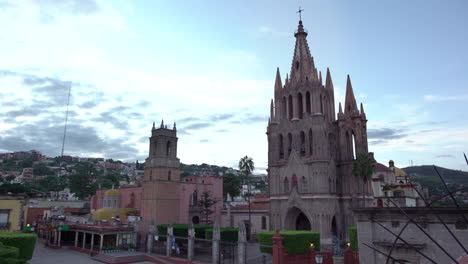 Cloudy-morning-sunrise-in-San-Miguel-de-Allende,-Guanajuato-Mexico,-Parroquia-de-San-Miguel-Arcángel,-clouds-and-pigeons-background
