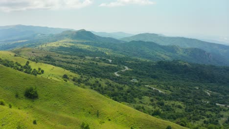 Erstaunlicher-Panoramablick-Auf-Die-Grüne-Bergkette-In-Der-Region-Kachetien-In-Georgien