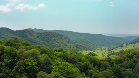 Vuelo-Aéreo-Sobre-La-Vista-De-Montañas-Y-Prados-Boscosos-Verdes-Salvajes-En-La-Región-De-Kakheti-En-Georgia