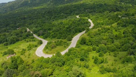Vista-Aérea-De-La-Carretera-Forestal-De-Montaña-En-El-Campo-En-La-Región-De-Kakheti-En-Georgia