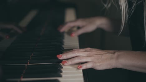 Zeitlupenclip-Einer-Frau,-Die-Klavier-Spielt