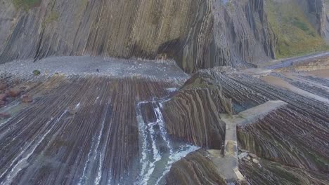 Statische-Luftaufnahme-Des-Zumaia-Flyschs-Mit-Den-Wellen,-Die-In-Die-Felsen-Eindringen
