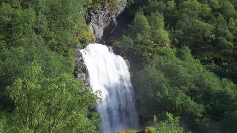 Einer-Der-Wasserfälle-An-Den-Ufern-Des-Naeroy-Fjords