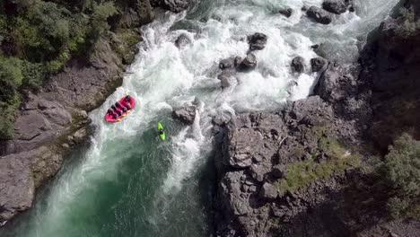 River-Rafting-In-Den-Wunderschönen-Felsigen-Gewässern-Neuseelands---Draufsicht