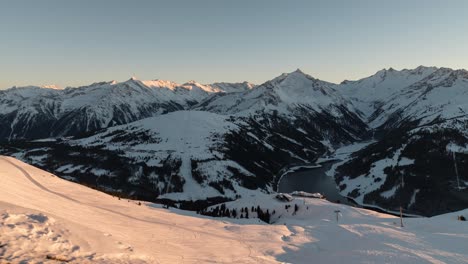 Weiße-Ruhige-Schneeberghänge-Des-Skigebiets-Königsleiten-In-Österreich