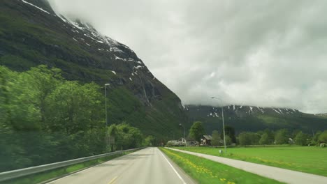 Un-Paseo-En-Coche-Por-La-Zona-Rural-Cerca-De-Sunndalsora,-Noruega