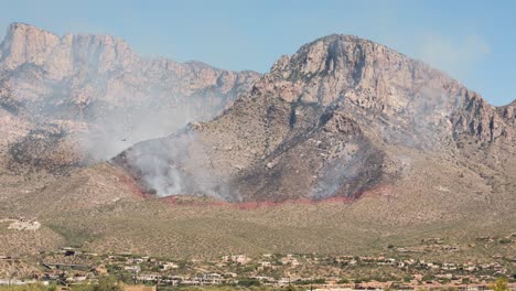 Zeitraffer-Von-Lauffeuerrauch-Auf-Hügeln-Von-Santa-Catalina-Mountains,-Arizona