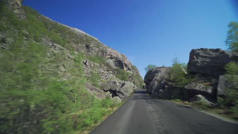 Un-Paseo-Por-La-Estrecha-Carretera-De-Montaña-Cerca-De-Fossmork,-Noruega