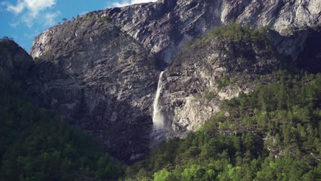 Einer-Der-Vielen-Wasserfälle-Im-Naeroy-Fjord