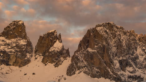 Zeitraffer-Eines-Sonnenuntergangs-Auf-Den-Dolomiten-Im-Winter