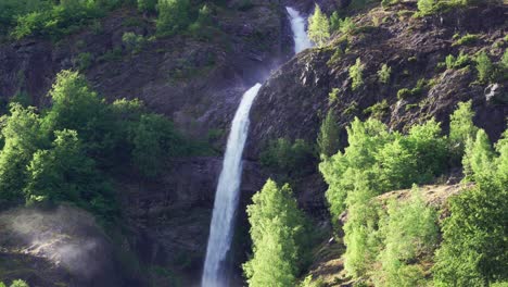 Einer-Der-Vielen-Wasserfälle-An-Den-Ufern-Des-Naeroy-Fjords