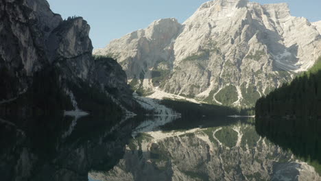 Drohnenansicht-Nahe-Der-Oberfläche-Des-Lago-Di-Braies,-Dolomiti