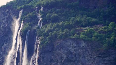 Ein-Atemberaubender-Blick-Auf-Die-Wasserfälle-Der-Sieben-Schwestern-Im-Geirangerfjord,-Norwegen