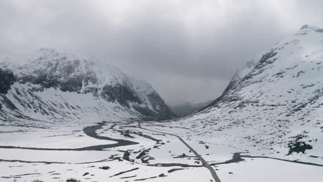 El-Valle-Cubierto-De-Nieve-Sobre-La-Carretera-Trollstigen