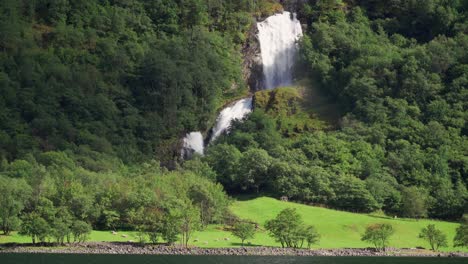 Einer-Der-Spektakulärsten-Wasserfälle-Im-Naeroy-Fjord