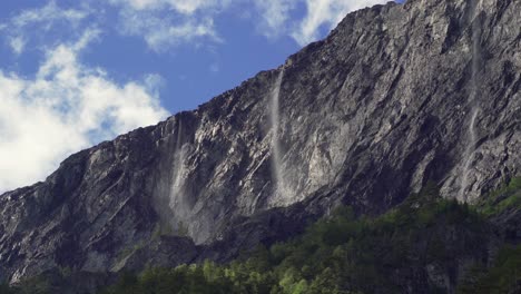 Una-De-Las-Cascadas-En-El-Fiordo-Naeroy,-Noruega