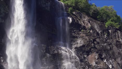 Der-Wasserfall-Der-Sven-Schwestern---Ein-Wahrzeichen-Des-Geirangerfjords,-Norwegen