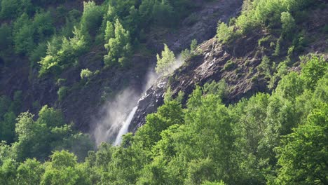 Einer-Der-Wasserfälle-Im-Naeroy-Fjord