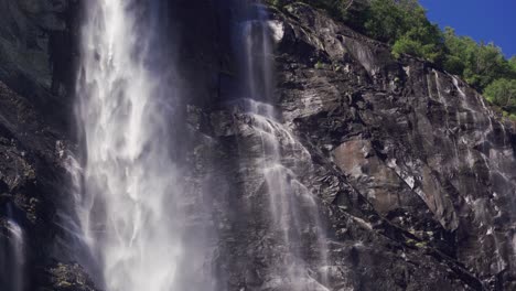 Atemberaubende-Aussicht-Auf-Den-Wasserfall-Der-Sieben-Schwestern-In-Geiranger,-Norwegen