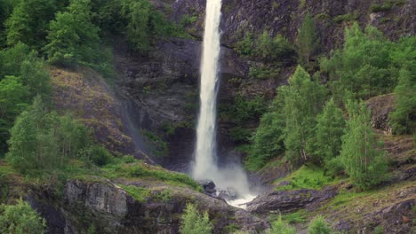 Einer-Der-Vielen-Wasserfälle-Am-Ufer-Des-Naeroy-Fjords