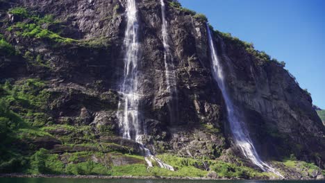 Ein-Atemberaubender-Blick-Auf-Die-Wasserfälle-Der-Sieben-Schwestern-Im-Geirangerfjord,-Norwegen