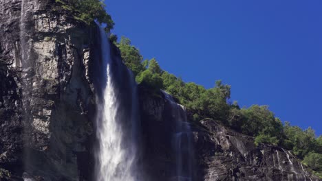 Atemberaubende-Aussicht-Auf-Den-Wasserfall-Der-Sieben-Schwestern-Im-Geirangerfjord,-Norwegen