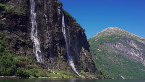 La-Cascada-De-Las-Hermanas-Sven---Una-Característica-Icónica-Del-Fiordo-De-Geiranger,-Noruega