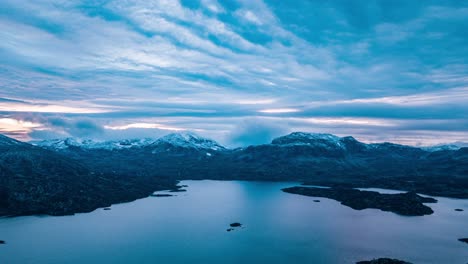 Atemberaubender-Blick-Auf-Den-Sonnenuntergang-über-Dem-Fjord