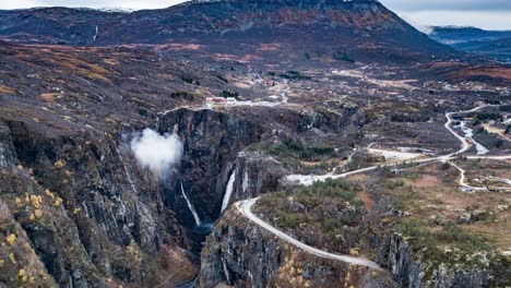 Impresionantes-Vistas-Del-Valle-De-Mabodalen-Y-La-Cascada-De-Voringfosses-En-Noruega