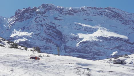 Zwei-Schneelastwagen-Klettern-Bergauf-Im-Park-Fannes-sennes,-Südtirol
