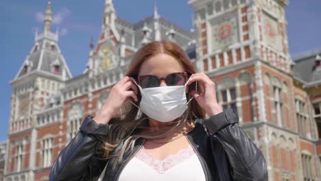 Mujer-Usa-Máscara-Al-Aire-Libre-En-Países-Bajos