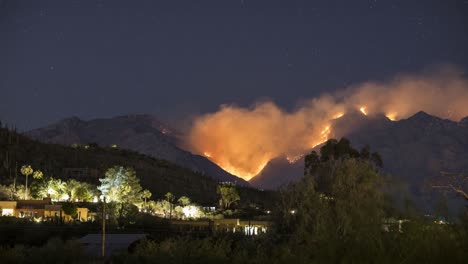 Timelapse-De-Incendios-Forestales-Y-Humo-Por-La-Noche-Sobre-Casas-En-Zona-Residencial