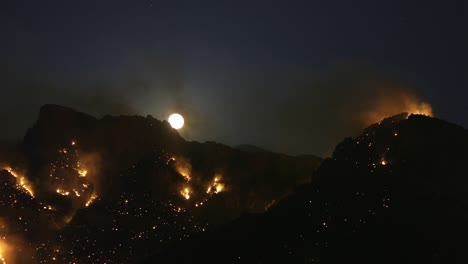 Mondlicht-Am-Klaren-Himmel-über-Brennenden-Hügeln