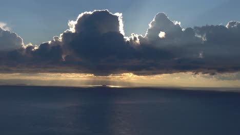 Atemberaubender-Zeitraffer-Mit-Sich-Bewegenden-Kumuluswolken-über-Dem-Meer-Bei-Sonnenuntergang