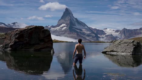 Una-Foto-De-Un-Hombre-Nadando-Frente-A-La-Montaña-Matterhorn-En-Suiza,-Nadando-En-Un-Lago-Helado