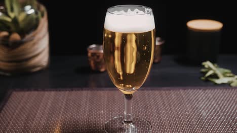 Kommerzieller-Look-Für-Bier-Auf-Dem-Tisch