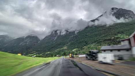 Eine-Fahrt-Auf-Der-Schmalen-Straße-In-Der-Norwegischen-Landschaft