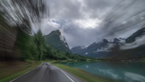 Eine-Fahrt-Auf-Der-Schmalen-Straße-In-Der-Norwegischen-Landschaft